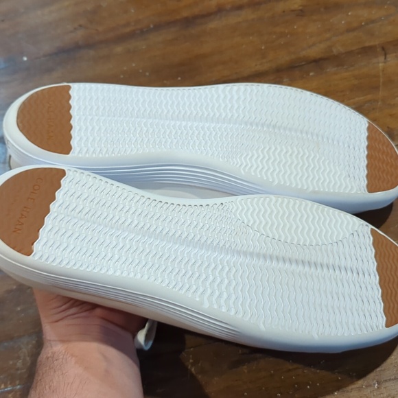 Like new women's Grand crosscourt 2 size 11 white in color - Picture 4 of 4